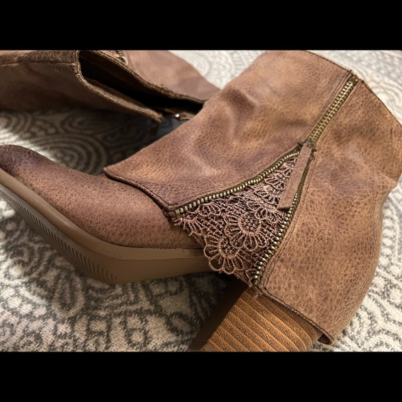 Western Chic Boot - Picture 4 of 12